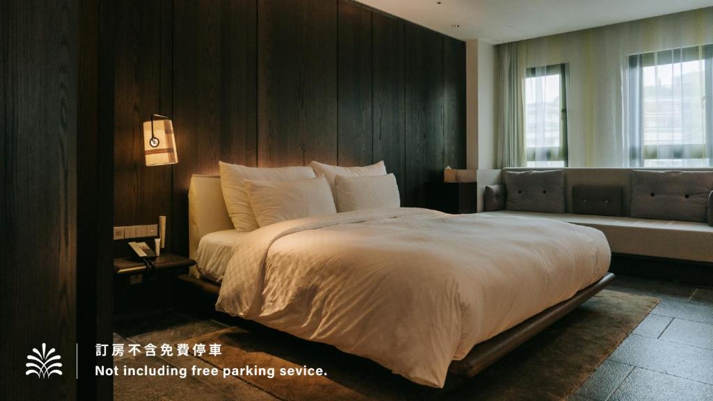 台北北投老爷酒店 的一间卧室配有一张大床和一张沙发
