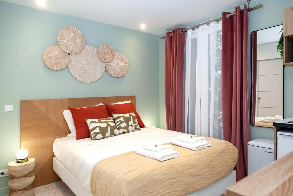 巴黎Nets Inn Apartments - Buttes Chaumont D的一间卧室配有一张床,上面有两条毛巾