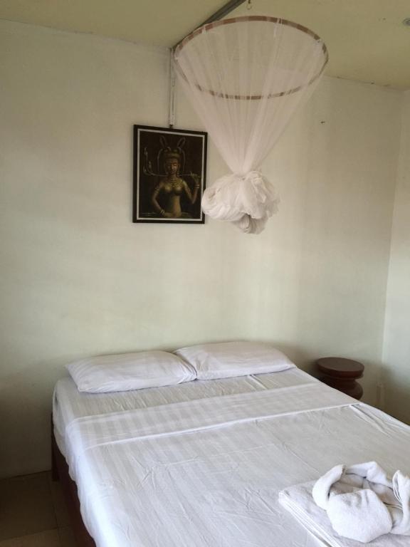 桔井Nomad Guesthouse的卧室配有一张挂在墙上的床铺