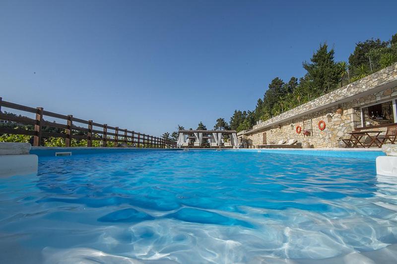 盖奥斯Paxos Santa Marina Villas的蓝色海水大型游泳池