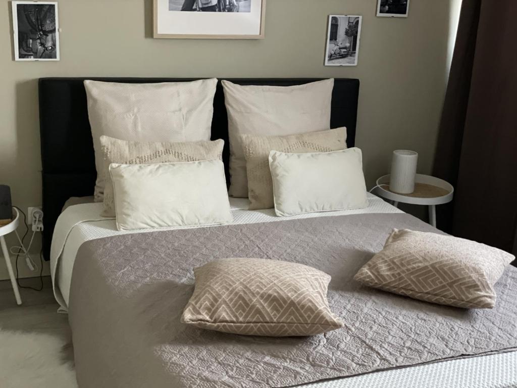 阿维尼翁Chez Flo的一张大床,上面有白色枕头