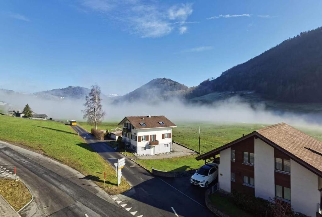 科尔斯腾Wohnung auf dem Bürgenstock的享有山中雾 ⁇ 的村庄景色
