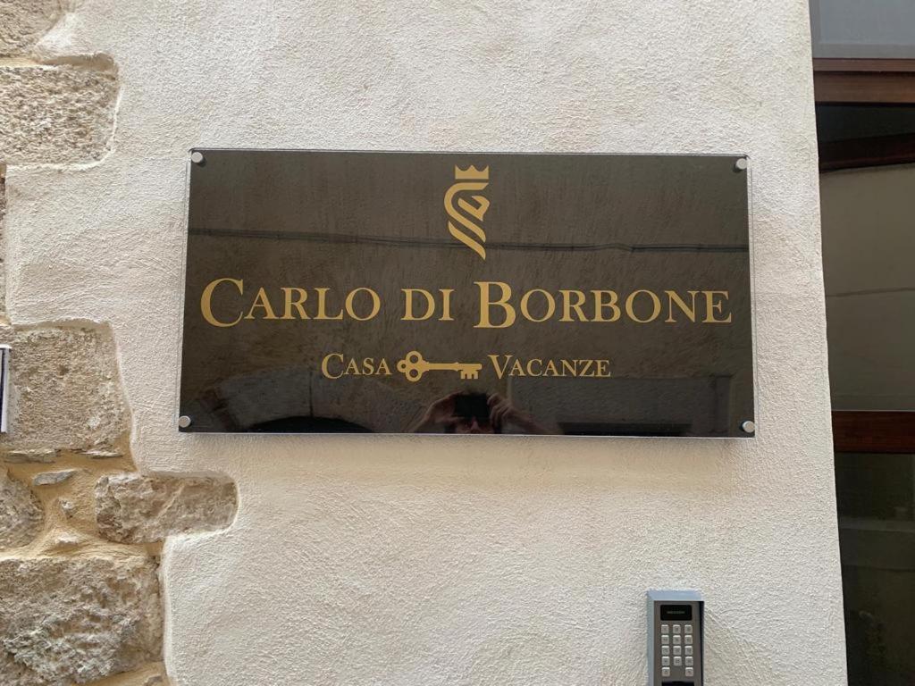 FornelliCARLO DI BORBONE - Casa Vacanze-的建筑物一侧的标志