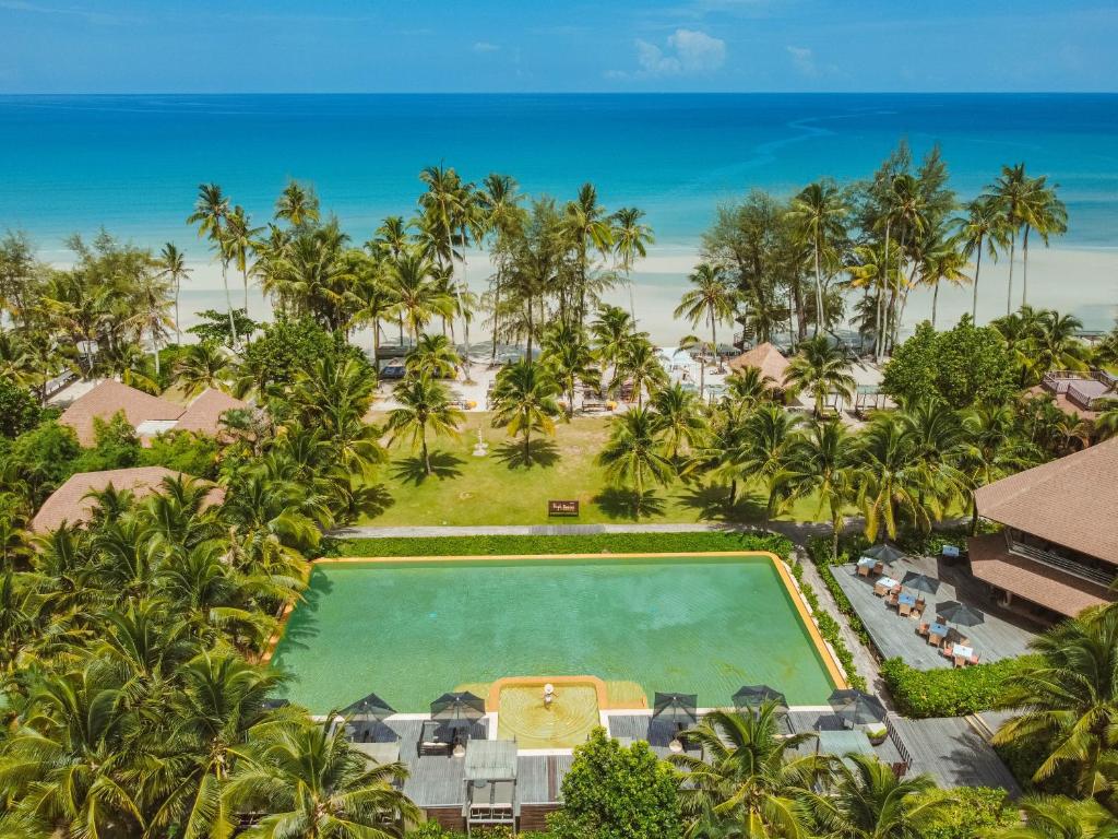 库德岛旺季泳池别墅& Spa的享有度假村的空中景致,设有游泳池和棕榈树