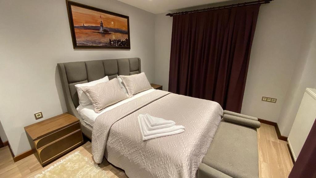 锡诺普YELKEN PANSİYON Sinop的一间卧室配有一张大床和一张沙发