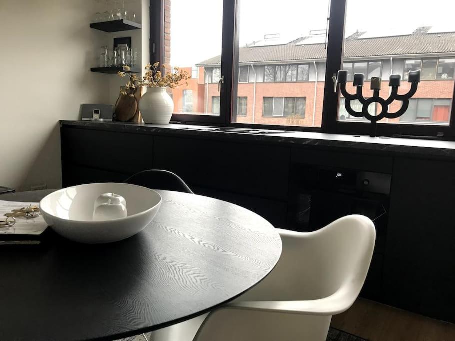 霍夫多普Near Amsterdam and airport, 90m2, privacy!的一张黑桌,上面有一个白色碗
