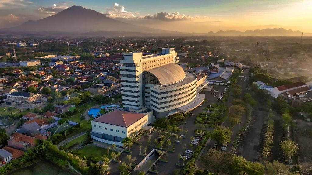 井里汶ASTON Cirebon Hotel and Convention Center的城市建筑物的顶部景观
