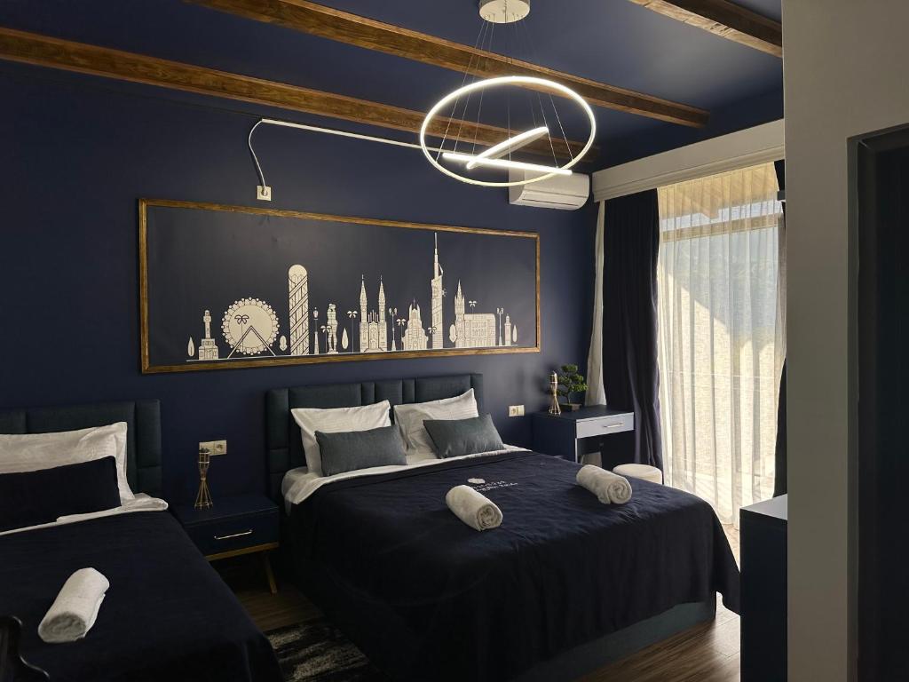 博尔若米Pesvebi Design Hotel and Cellar的一间蓝色卧室,配有一张床和一个吊灯