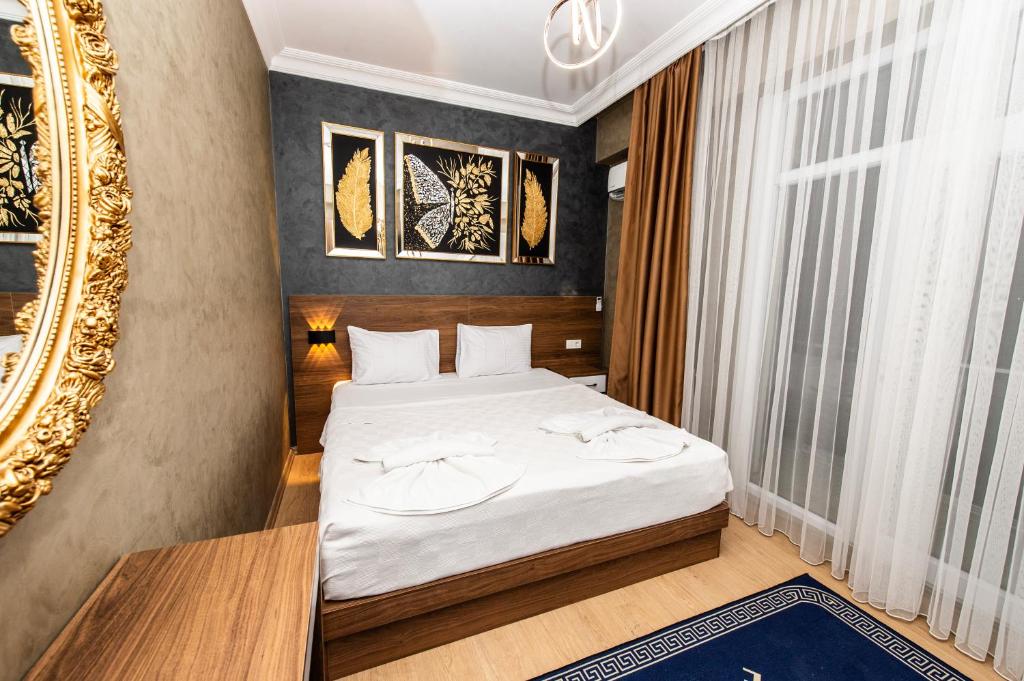 厄森尤特Blue Vista Hotel & SPA的一间卧室配有一张床和镜子