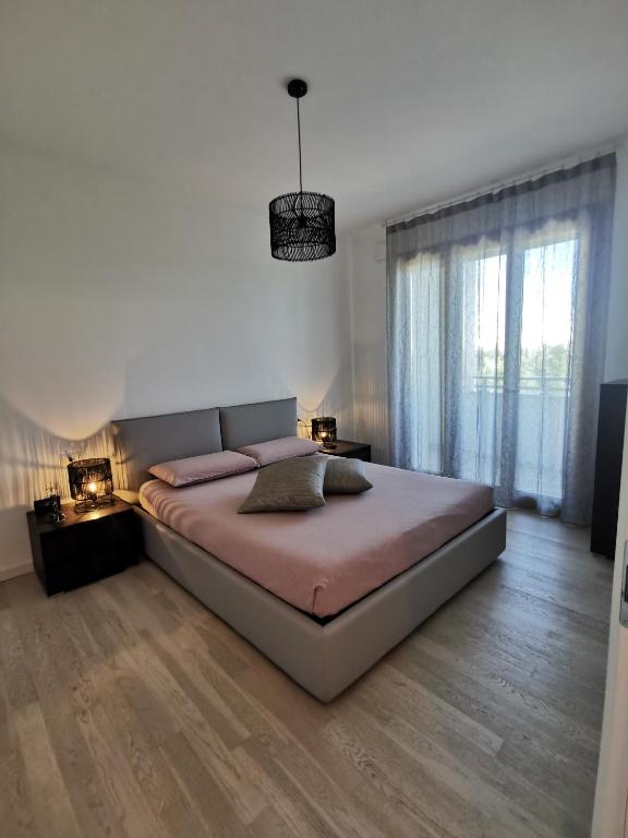 蒙扎La casa di Greta的一间卧室设有一张大床和一个大窗户