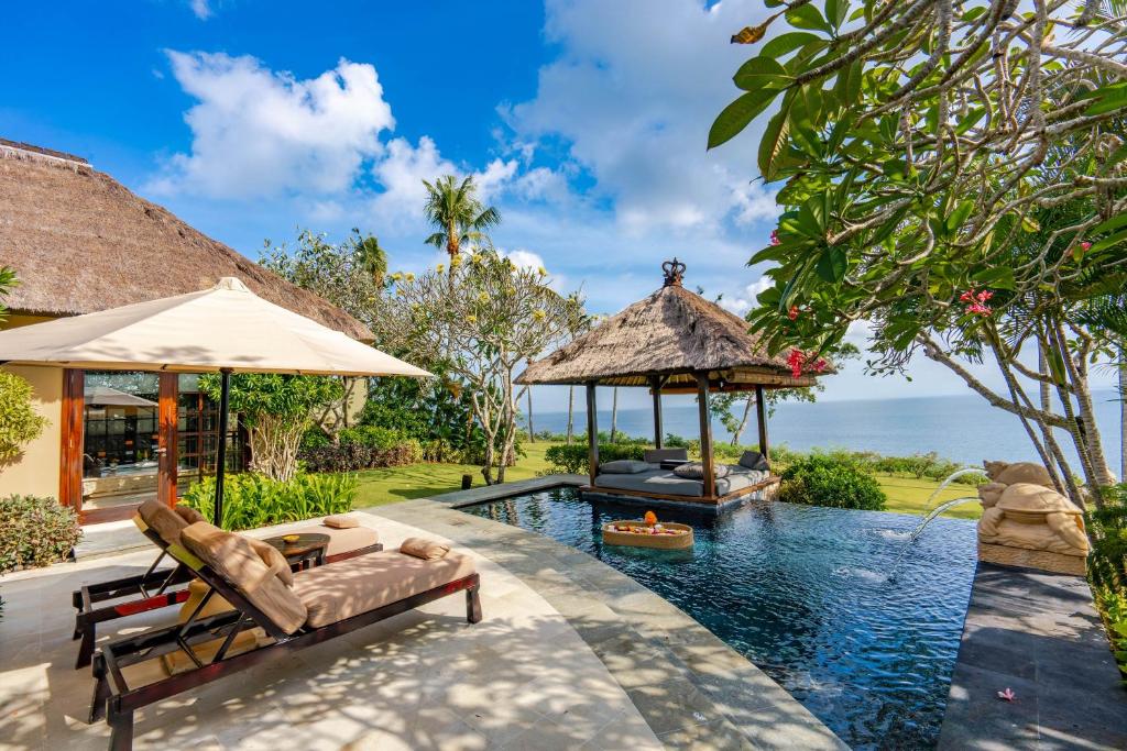 金巴兰AYANA Villas Bali的一座带凉亭的无边泳池位于度假酒店旁边