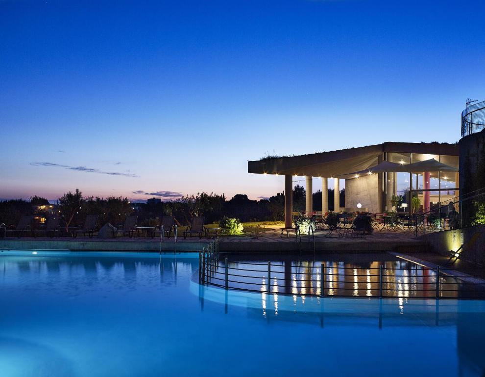 斯沃伦塔莱维索酒店的一座大型游泳池,其建筑背景为:
