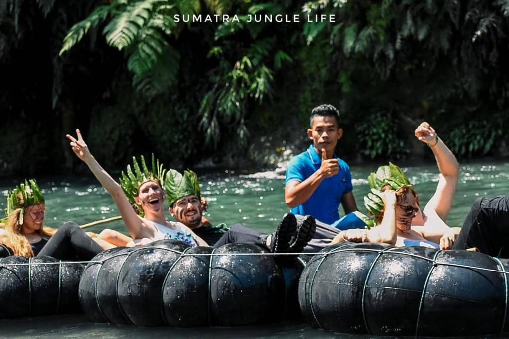 武吉拉旺Tereking the life Orangutan的一群人,在水中的木筏上