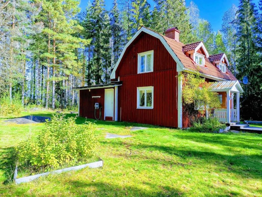 Östra ÄmtervikTorp ved Mårbacka (Helt hus til leie) Östra Ämtervik/ Sunne的院子中间的红色房子