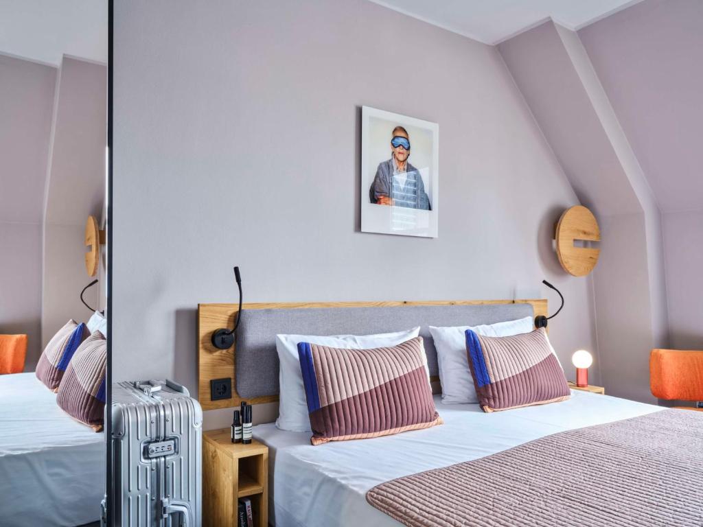 美因河畔法兰克福Flemings Hotel Frankfurt-Central的卧室配有两张床,墙上挂着一幅画