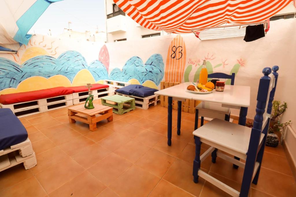 阿雷西费Beach House Lanzarote的一间设有儿童房的房间,墙上挂着壁画