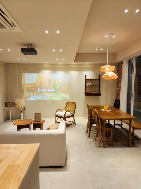 釜山Poolvilla Gaon的用餐室以及带桌椅的起居室。