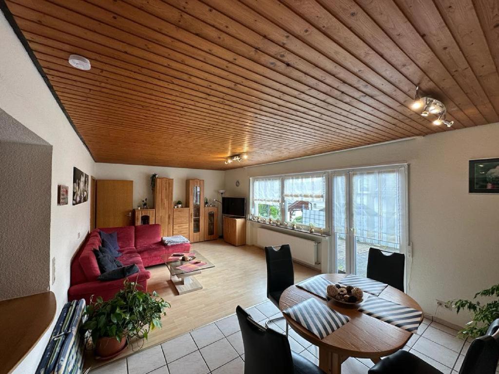 普莱滕贝格An der Glocke的客厅配有红色的沙发和桌子