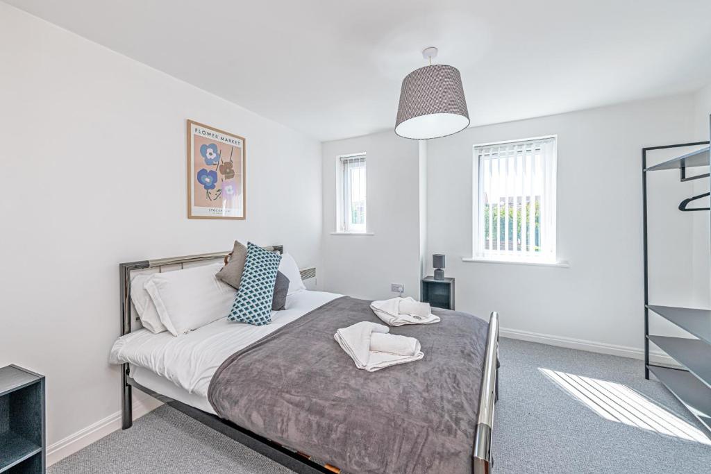 WooltonTwo Bedroom 1 mile from Liverpool Airport的白色卧室配有带2条毛巾的床