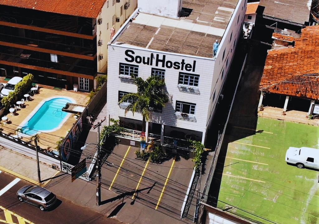 纳塔尔Soul Hostel Natal的享有带游泳池的建筑的空中景致