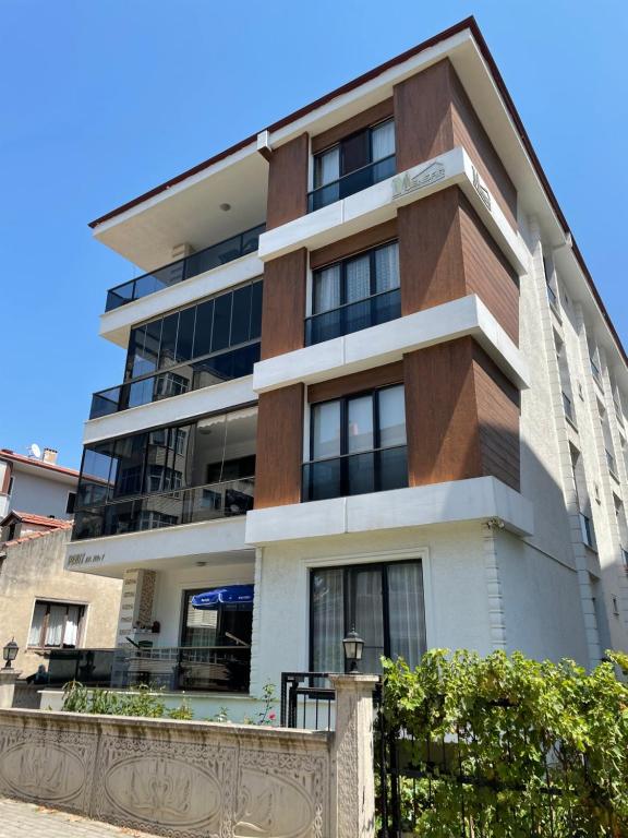 亚洛瓦Deniz apartment的前面有栅栏的高楼