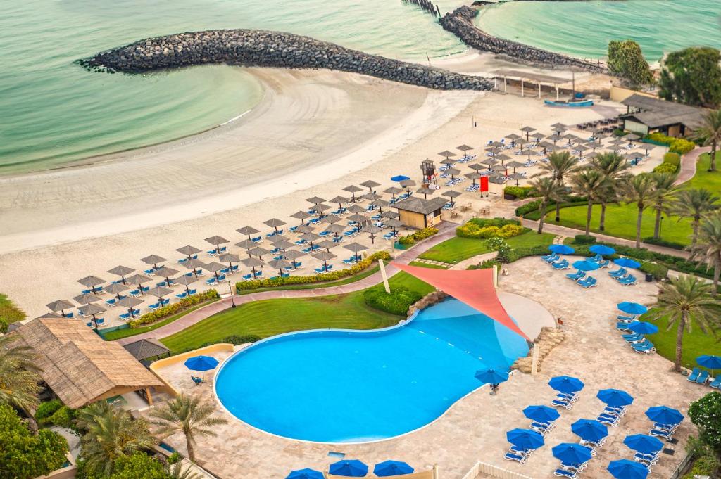 沙迦沙迦卡洛海滩度假酒店的享有海滩和度假村的空中景致