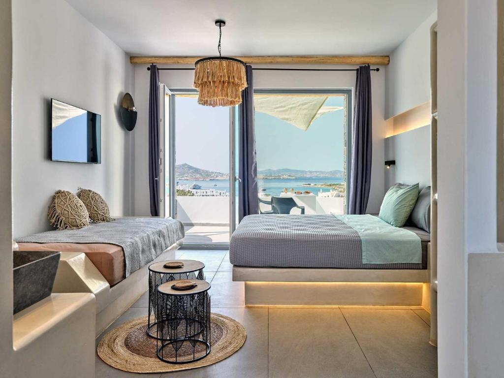 帕罗奇亚Ocean View Paros的一间卧室设有两张床和大窗户
