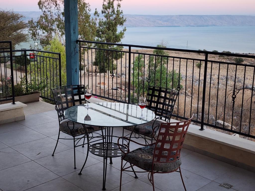 Chorazimמול הכנרת Over looking the Sea of Galilee的美景阳台配有桌椅