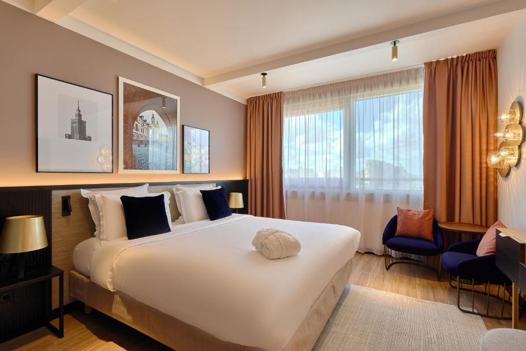 华沙华沙金郁金香酒店的一间设有大床和窗户的酒店客房