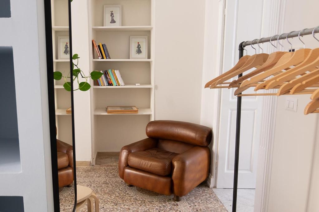 都灵Al n°35 - Una volta a Torino的书架的房间里一张棕色的皮椅