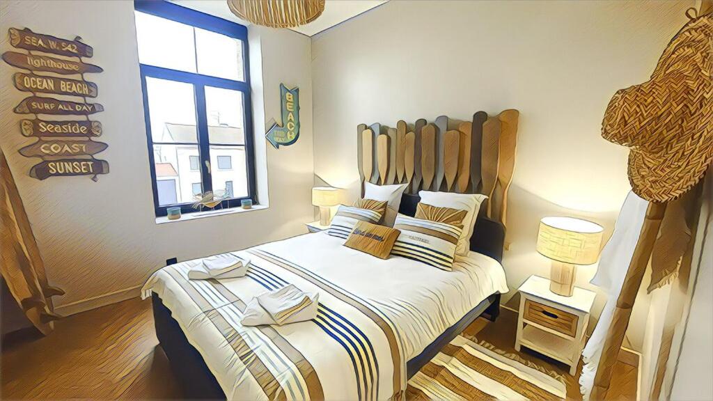 Lieu-Saint-AmandLe Manoir du Monde的一间卧室设有一张大床和一个窗户。