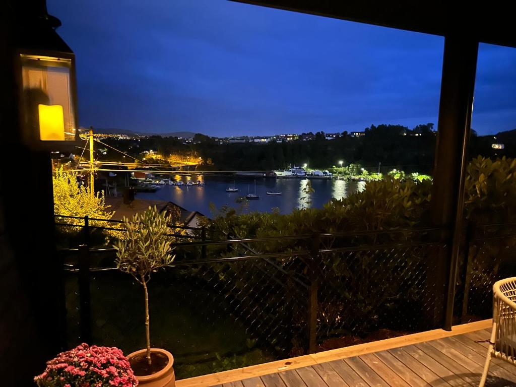 卑尔根Apartments Bergen with sea view!的以及享有河流美景的夜间阳台。