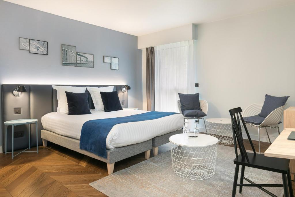 莫尔塞姆Hôtel Diana Restaurant & Spa by HappyCulture的卧室配有一张床和一张桌子及椅子