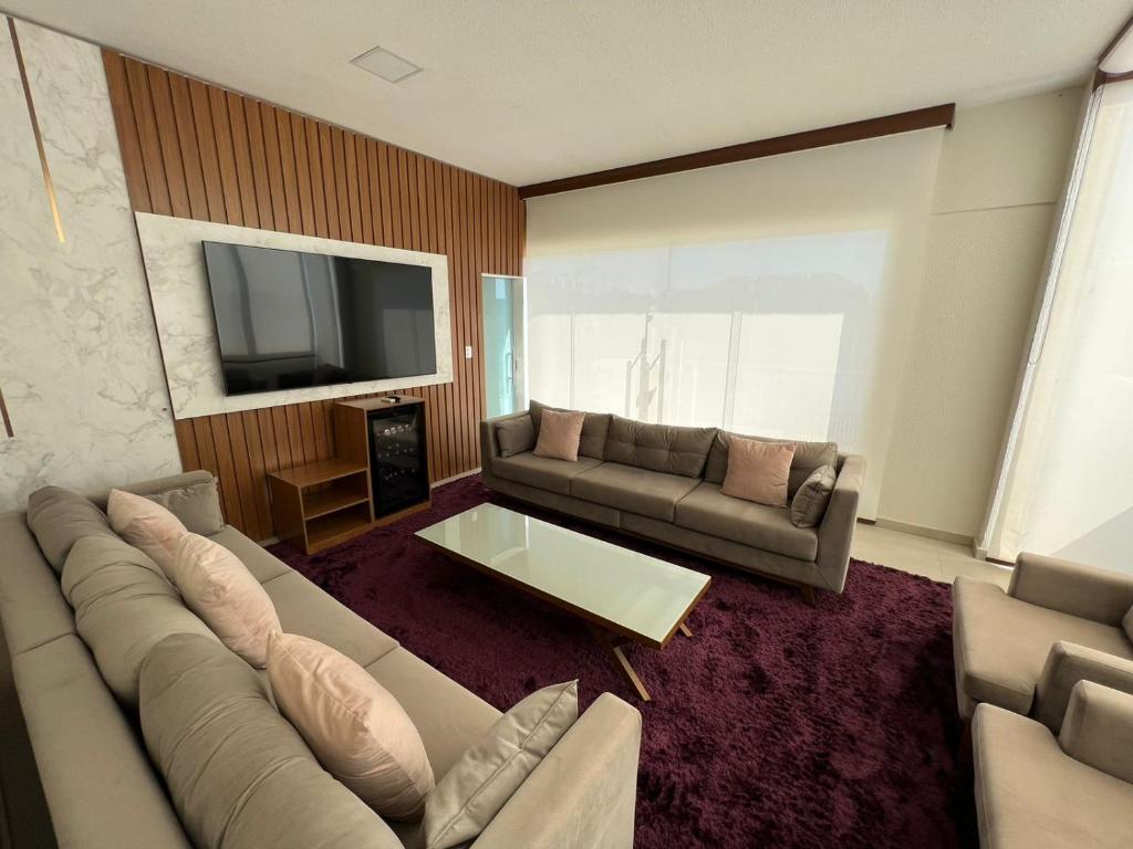 马瑙斯River X House的带沙发和电视的客厅