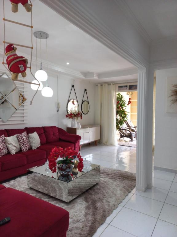 皮拉尼亚斯Casa de temporada Raio de sol的客厅配有红色的沙发和桌子