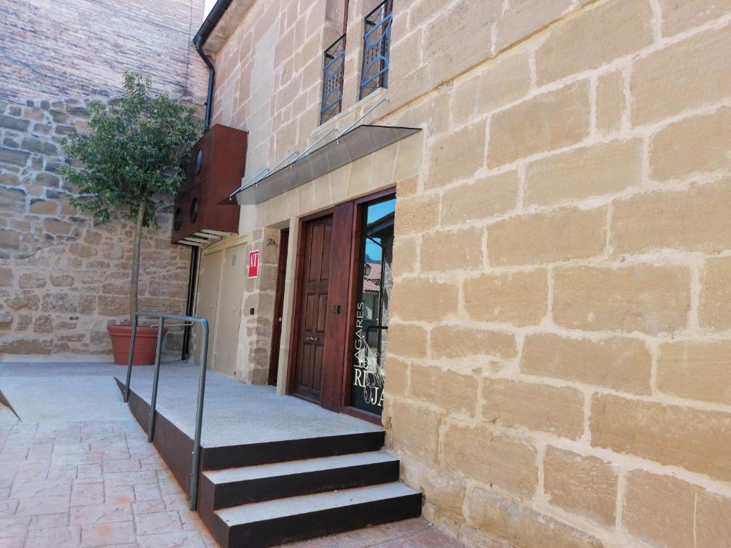 布里纳斯Lagares de Riooja-Briñas的砖砌建筑,楼梯通往门