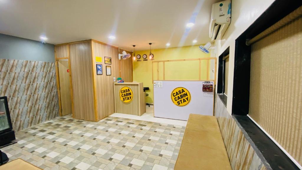 孟买Casa Cabin Stay Mumbai的客房设有带白色门和地板的浴室