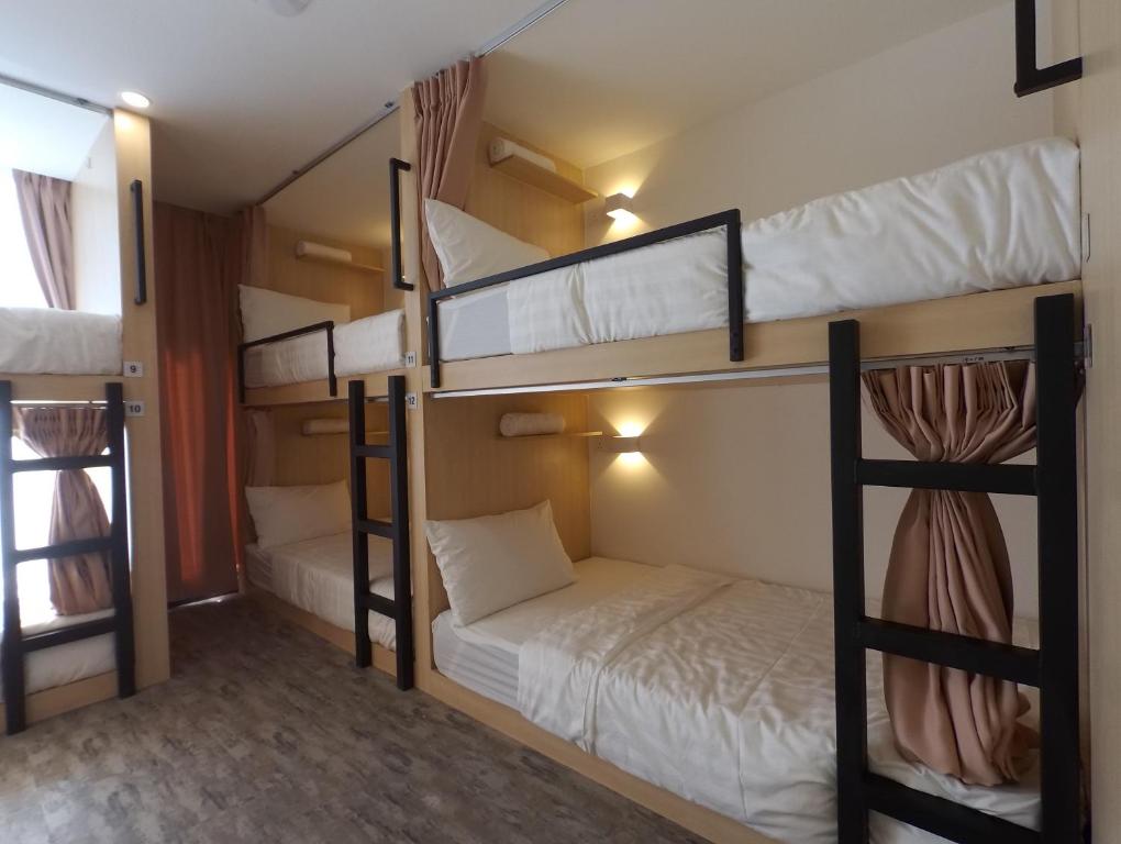 哥打京那巴鲁Signel Hostel的一间设有三张双层床的客房