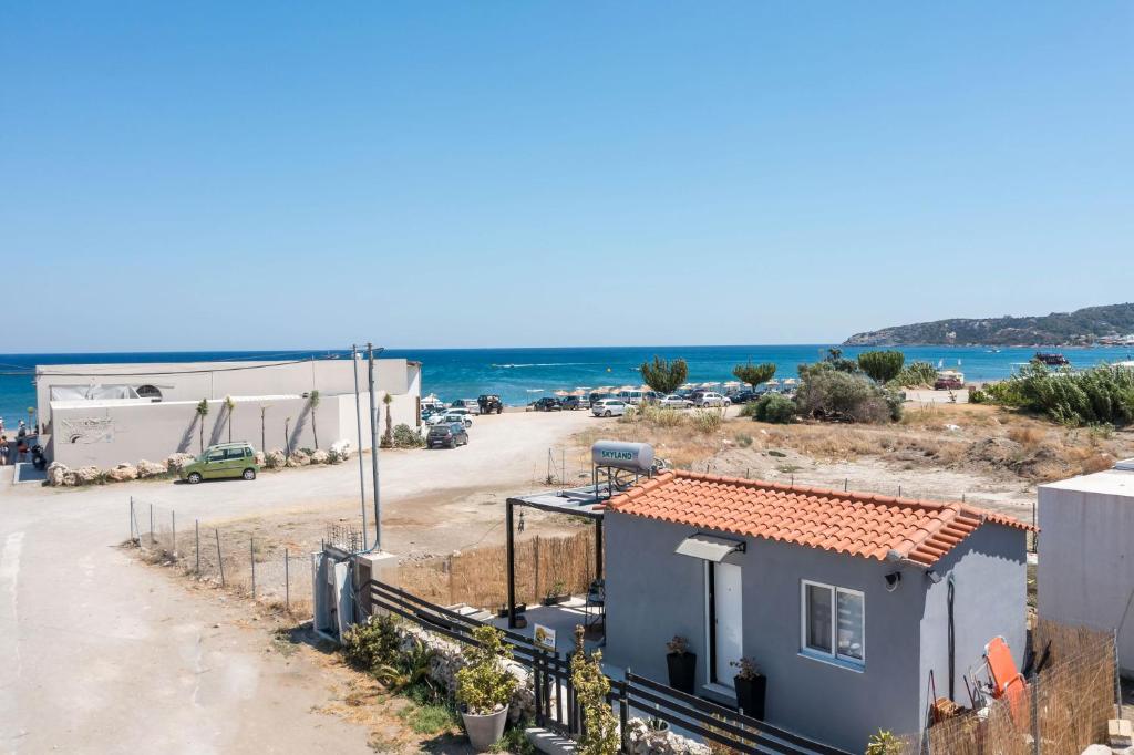 法里拉基Marco Beach Tiny House的享有房屋和大海的景致。