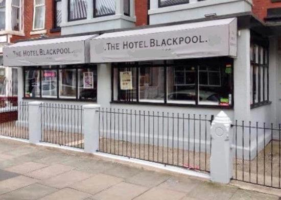 布莱克浦The Hotel Blackpool的酒店黑池前有围栏的建筑