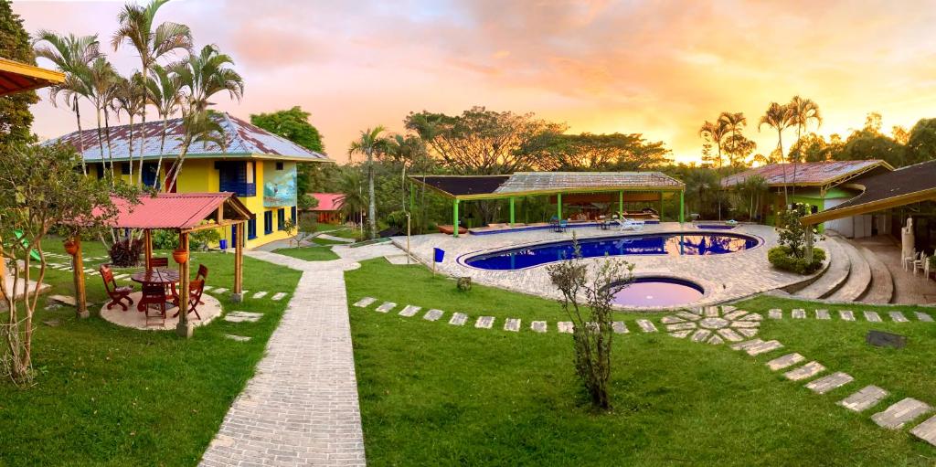佩雷拉拉卡松纳生态酒店的庭院中带游泳池的房子
