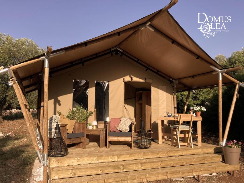 切列梅萨皮卡Domus Olea Glamping的帐篷 - 带木甲板和桌子