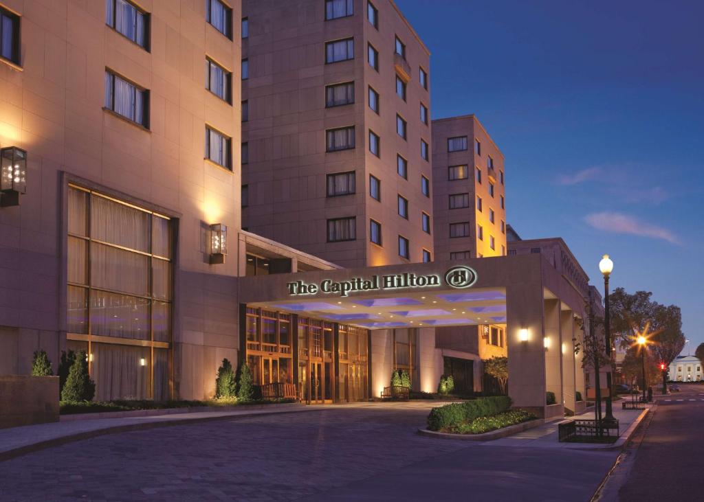 华盛顿首都希尔顿酒店的带有读取首都功能的标志的酒店大楼