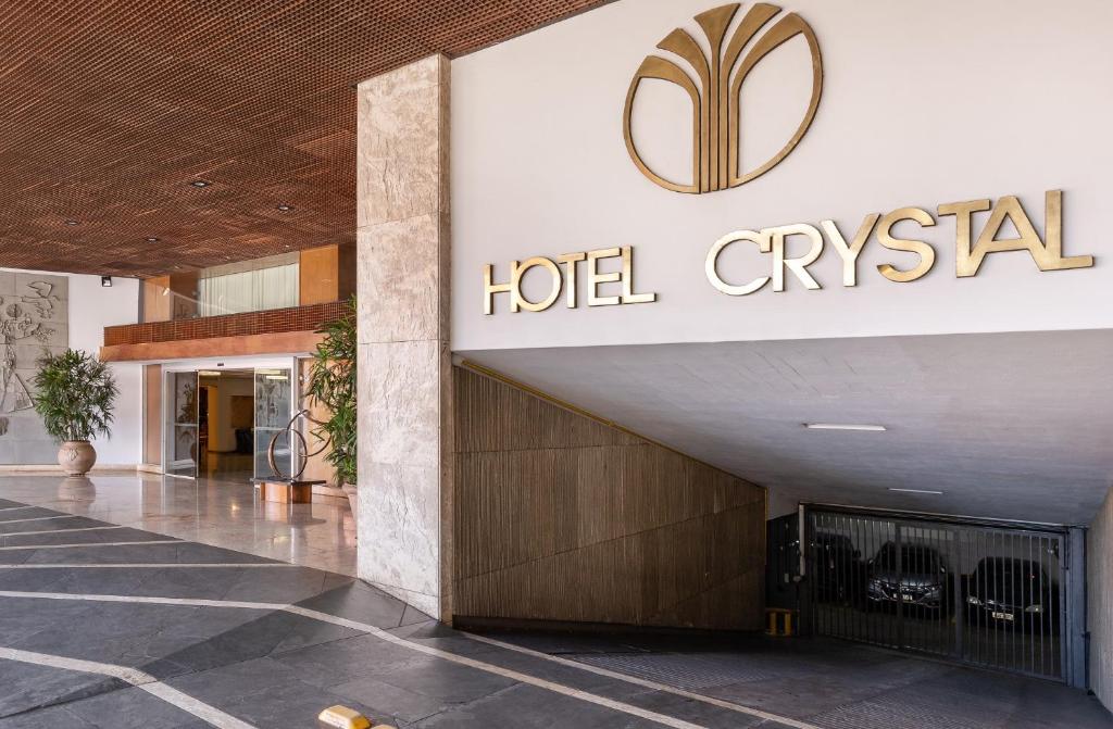 隆德里纳水晶酒店的酒店大堂设有读酒店吉普赛语的标志
