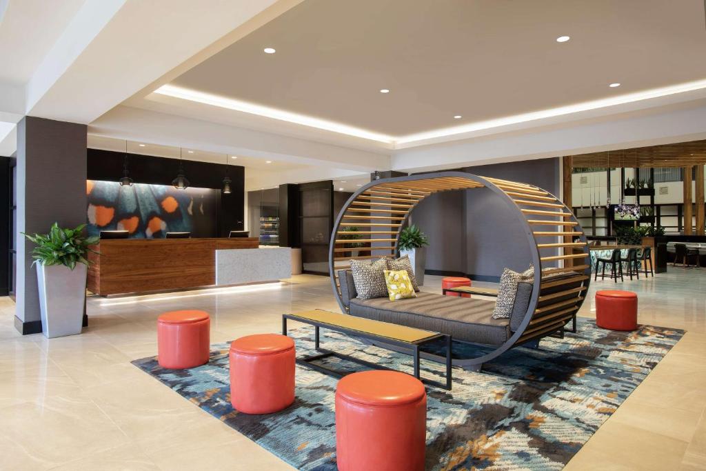 奥兰多奥兰多-机场希尔顿合博套房酒店的客厅配有沙发和椅子