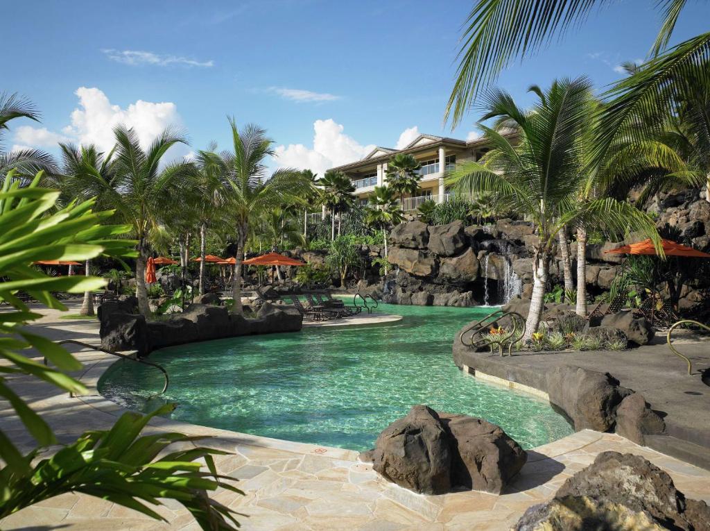 维雷亚Ho'olei at Grand Wailea的一座拥有瀑布和棕榈树的度假村的游泳池