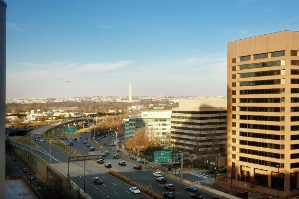 阿林顿Embassy Suites by Hilton Crystal City National Airport的享有城市与高速公路和建筑的景色