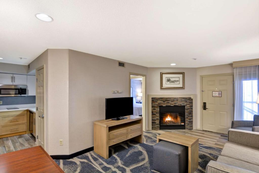温莎洛克斯Homewood Suites by Hilton Windsor Locks Hartford的一间带电视和壁炉的客厅