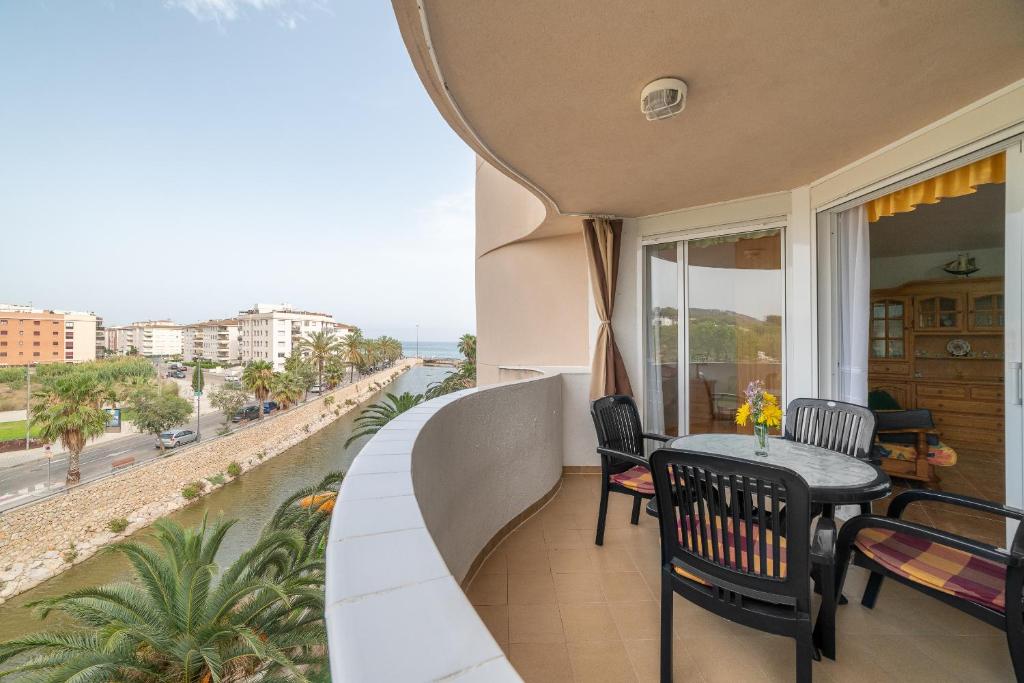 卡拉费尔Beach apartment Calafell center with parking的阳台配有桌椅,享有海景。