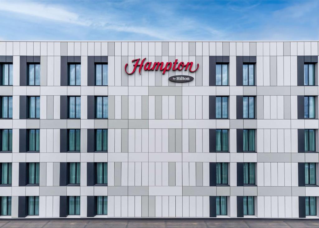 海维康Hampton by Hilton High Wycombe的建筑的侧面有标志